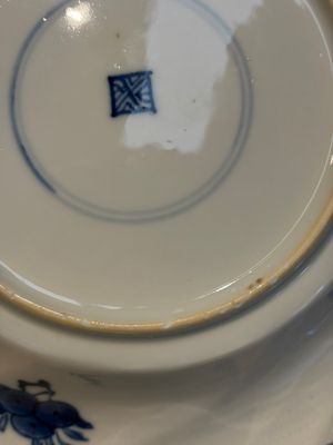 Four Chinese blue and white moulded plates with floral design, Kangxi — photo 7