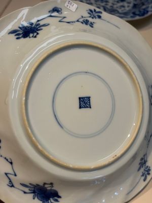 Four Chinese blue and white moulded plates with floral design, Kangxi — photo 8
