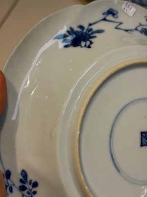 Four Chinese blue and white moulded plates with floral design, Kangxi — photo 9