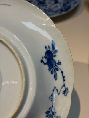 Four Chinese blue and white moulded plates with floral design, Kangxi — photo 10