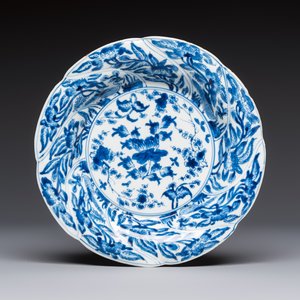 Four Chinese blue and white moulded plates with floral design, Kangxi — photo 2