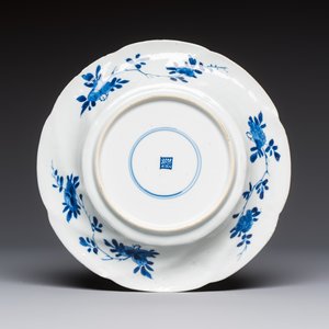 Four Chinese blue and white moulded plates with floral design, Kangxi — photo 3