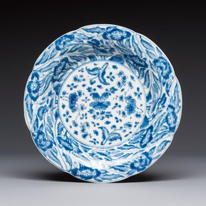Four Chinese blue and white moulded plates with floral design, Kangxi — photo 4