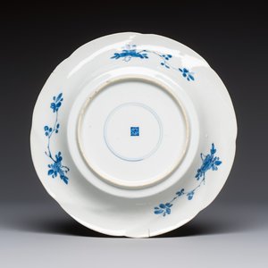 Four Chinese blue and white moulded plates with floral design, Kangxi — photo 5