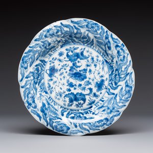 Four Chinese blue and white moulded plates with floral design, Kangxi — photo 6