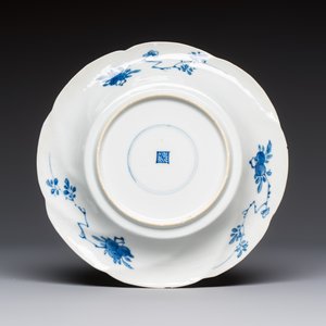 Four Chinese blue and white moulded plates with floral design, Kangxi — photo 7
