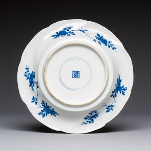 Four Chinese blue and white moulded plates with floral design, Kangxi — photo 9