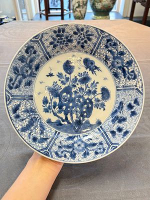 Four Chinese blue and white plates with floral design, Kangxi — photo 5