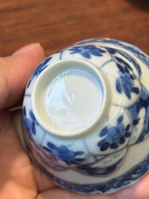 Four Chinese blue and white saucers and an 'erotic' cup, Kangxi — 照片 12
