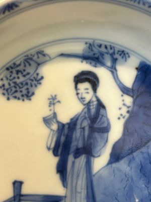 Four Chinese blue and white saucers and an 'erotic' cup, Kangxi — 照片 16