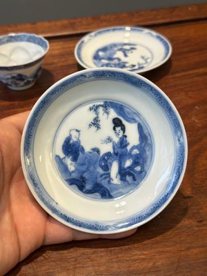 Four Chinese blue and white saucers and an 'erotic' cup, Kangxi — 照片 24