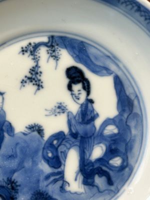 Four Chinese blue and white saucers and an 'erotic' cup, Kangxi — 照片 25