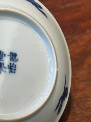 Four Chinese blue and white saucers and an 'erotic' cup, Kangxi — 照片 30