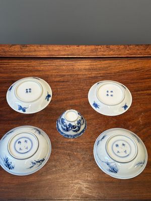 Four Chinese blue and white saucers and an 'erotic' cup, Kangxi — 照片 3