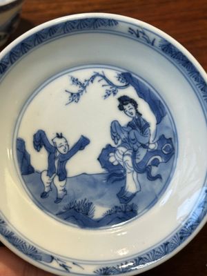 Four Chinese blue and white saucers and an 'erotic' cup, Kangxi — 照片 31