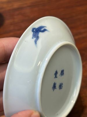 Four Chinese blue and white saucers and an 'erotic' cup, Kangxi — 照片 38