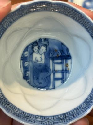Four Chinese blue and white saucers and an 'erotic' cup, Kangxi — 照片 5