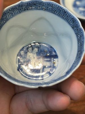 Four Chinese blue and white saucers and an 'erotic' cup, Kangxi — 照片 6