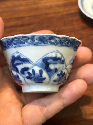 Four Chinese blue and white saucers and an 'erotic' cup, Kangxi — 照片 7