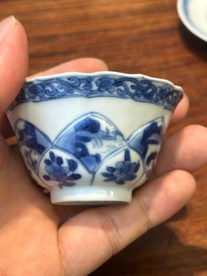Four Chinese blue and white saucers and an 'erotic' cup, Kangxi — 照片 8