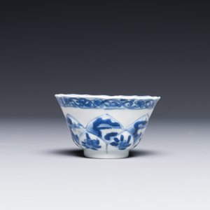 Four Chinese blue and white saucers and an 'erotic' cup, Kangxi — 照片 4