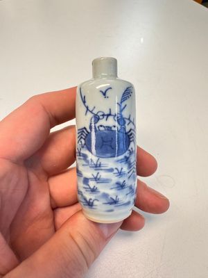 Four Chinese blue and white snuff bottles — photo 1
