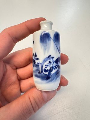 Four Chinese blue and white snuff bottles — photo 12