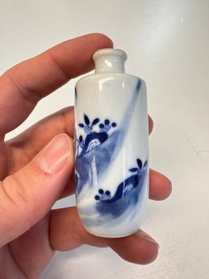 Four Chinese blue and white snuff bottles — photo 14