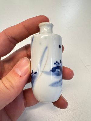 Four Chinese blue and white snuff bottles — photo 15