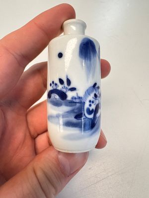 Four Chinese blue and white snuff bottles — photo 16