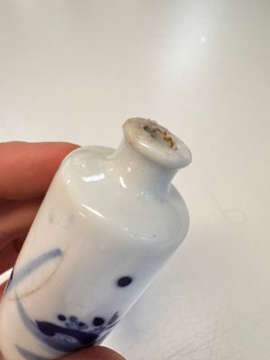 Four Chinese blue and white snuff bottles — photo 17