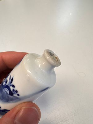 Four Chinese blue and white snuff bottles — photo 18