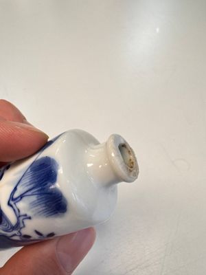 Four Chinese blue and white snuff bottles — photo 19