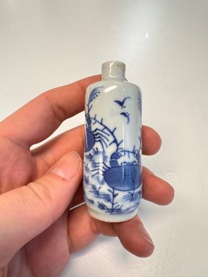 Four Chinese blue and white snuff bottles — photo 2