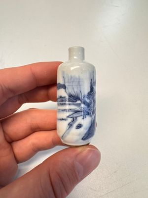 Four Chinese blue and white snuff bottles — photo 25