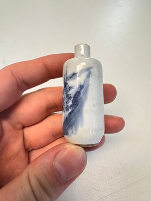 Four Chinese blue and white snuff bottles — photo 26