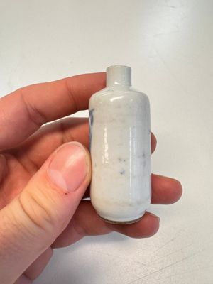 Four Chinese blue and white snuff bottles — photo 27