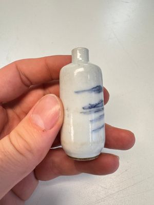Four Chinese blue and white snuff bottles — photo 28