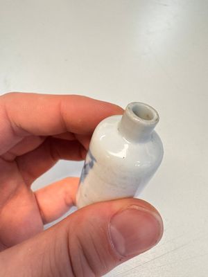 Four Chinese blue and white snuff bottles — photo 29