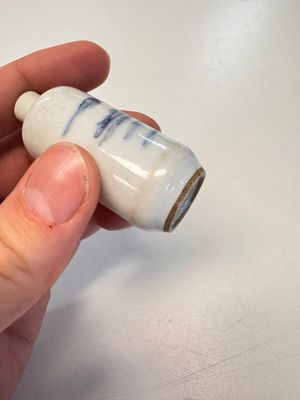 Four Chinese blue and white snuff bottles — photo 31