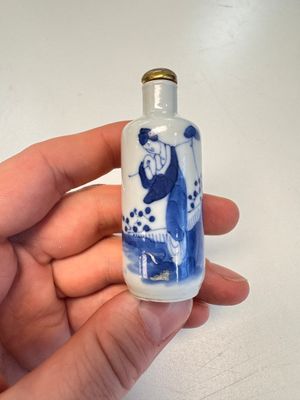 Four Chinese blue and white snuff bottles — photo 35