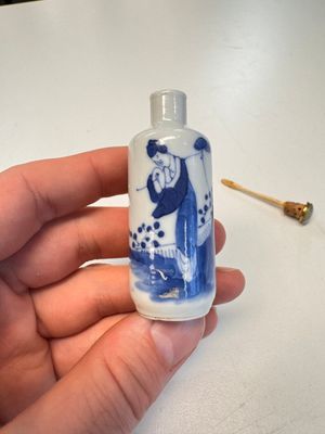 Four Chinese blue and white snuff bottles — photo 36
