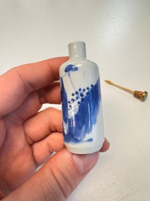 Four Chinese blue and white snuff bottles — photo 37