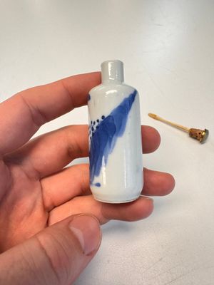 Four Chinese blue and white snuff bottles — photo 38