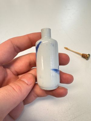 Four Chinese blue and white snuff bottles — photo 39