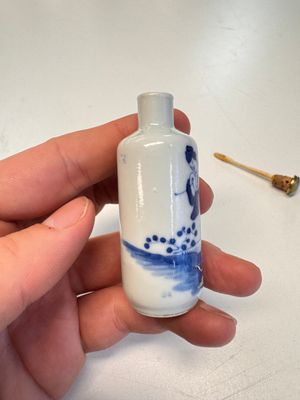 Four Chinese blue and white snuff bottles — photo 40