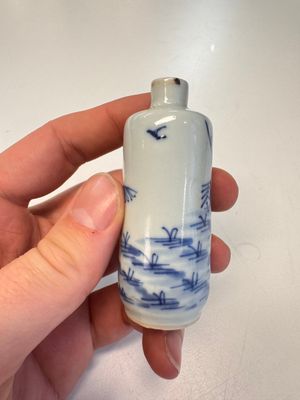 Four Chinese blue and white snuff bottles — photo 4