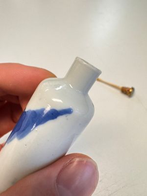 Four Chinese blue and white snuff bottles — photo 41