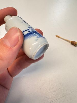 Four Chinese blue and white snuff bottles — photo 43