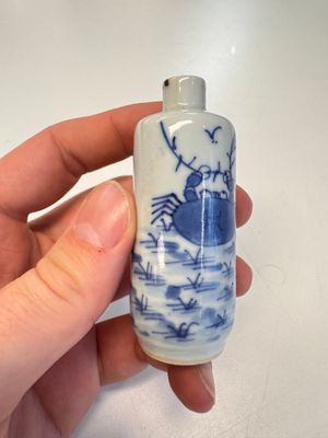 Four Chinese blue and white snuff bottles — photo 5